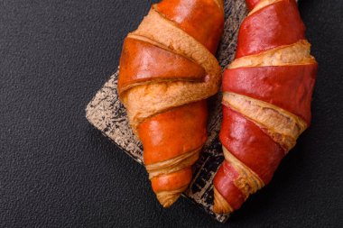 Çikolata dolgulu lezzetli çıtır kruvasanlar. Sabah kahvesi için fırında mal.