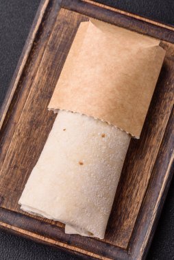 Lezzetli geleneksel shawarma ya da tavuk, marul, domates ve soslu kebap.