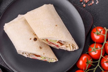 Lezzetli geleneksel shawarma ya da tavuk, marul, domates ve soslu kebap.