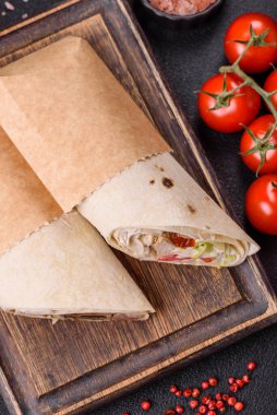 Lezzetli geleneksel shawarma ya da koyu beton arka planda sığır eti, mantar ve soslu çörek kebabı.