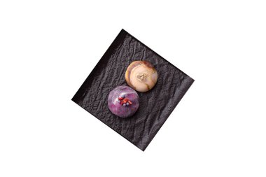 Renkli pirinç hamuru kabuğu ve koyu beton arka planda meyveli lezzetli Japon mochi tatlısı.