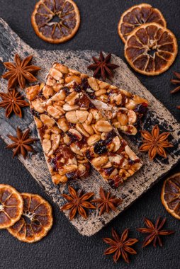 Fındıklı lezzetli besin çubukları, koyu beton arka planda kurutulmuş böğürtlen glütensiz.