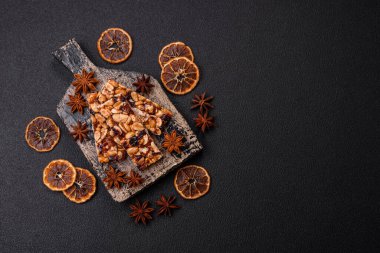 Fındıklı lezzetli besin çubukları, koyu beton arka planda kurutulmuş böğürtlen glütensiz.