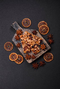 Fındıklı lezzetli besin çubukları, koyu beton arka planda kurutulmuş böğürtlen glütensiz.