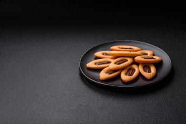 Ortasında çikolata olan lezzetli, çıtır çıtır kurabiyeler.