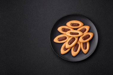 Ortasında çikolata olan lezzetli, çıtır çıtır kurabiyeler.