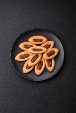 Ortasında çikolata olan lezzetli, çıtır çıtır kurabiyeler.