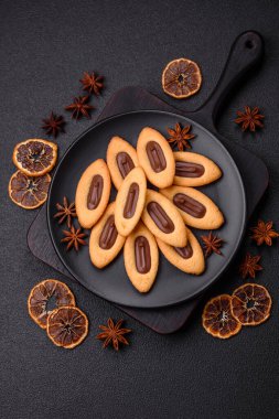 Ortasında çikolata olan lezzetli, çıtır çıtır kurabiyeler.