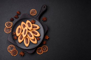 Ortasında çikolata olan lezzetli, çıtır çıtır kurabiyeler.