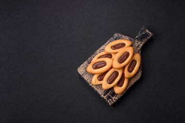 Ortasında çikolata olan lezzetli, çıtır çıtır kurabiyeler.