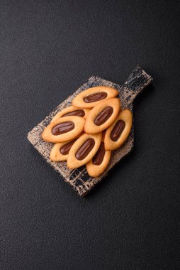 Ortasında çikolata olan lezzetli, çıtır çıtır kurabiyeler.