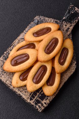 Ortasında çikolata olan lezzetli, çıtır çıtır kurabiyeler.