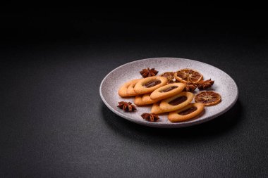 Ortasında çikolata olan lezzetli, çıtır çıtır kurabiyeler.