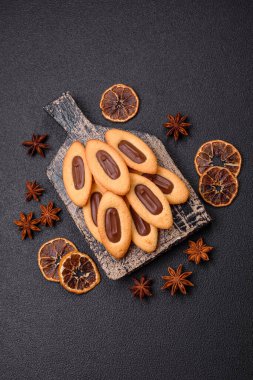 Ortasında çikolata olan lezzetli, çıtır çıtır kurabiyeler.