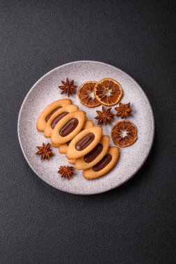 Ortasında çikolata olan lezzetli, çıtır çıtır kurabiyeler.