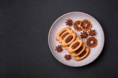 Ortasında çikolata olan lezzetli, çıtır çıtır kurabiyeler.