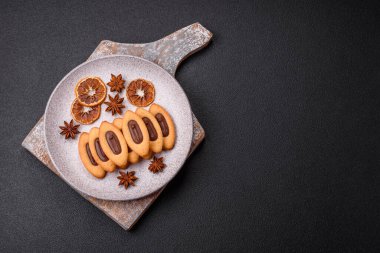 Ortasında çikolata olan lezzetli, çıtır çıtır kurabiyeler.