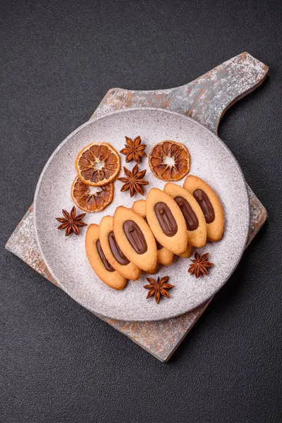 Ortasında çikolata olan lezzetli, çıtır çıtır kurabiyeler.