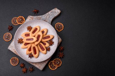 Lezzetli, çıtır çıtır kurabiyeler. Ortasında reçel var.