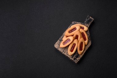 Lezzetli, çıtır çıtır kurabiyeler. Ortasında reçel var.