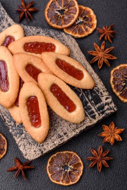 Lezzetli, çıtır çıtır kurabiyeler. Ortasında reçel var.