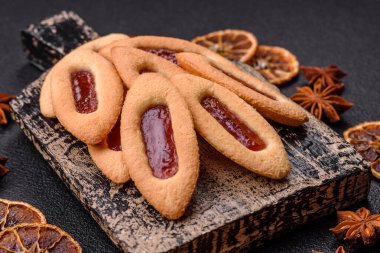 Lezzetli, çıtır çıtır kurabiyeler. Ortasında reçel var.