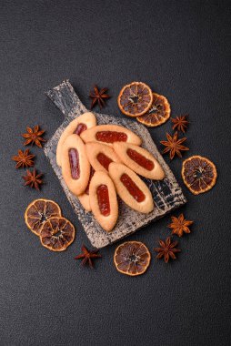 Lezzetli, çıtır çıtır kurabiyeler. Ortasında reçel var.