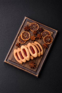 Lezzetli, çıtır çıtır kurabiyeler. Ortasında reçel var.