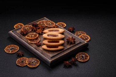 Lezzetli, çıtır çıtır kurabiyeler. Ortasında reçel var.