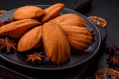 Koyu beton arkaplanda fındıklı geleneksel Fransız kurabiyeleri.