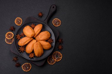 Koyu beton arkaplanda fındıklı geleneksel Fransız kurabiyeleri.