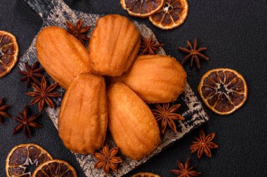 Koyu beton arkaplanda fındıklı geleneksel Fransız kurabiyeleri.