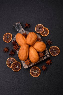 Koyu beton arkaplanda fındıklı geleneksel Fransız kurabiyeleri.