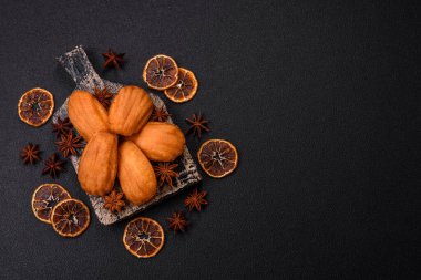 Koyu beton arkaplanda fındıklı geleneksel Fransız kurabiyeleri.