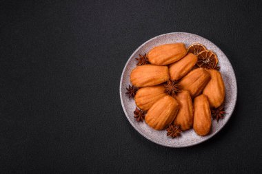 Koyu beton arkaplanda fındıklı geleneksel Fransız kurabiyeleri.