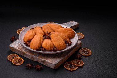 Koyu beton arkaplanda fındıklı geleneksel Fransız kurabiyeleri.