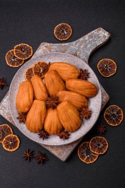 Koyu beton arkaplanda fındıklı geleneksel Fransız kurabiyeleri.