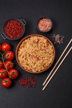 Lezzetli, haşlanmış buğday lapası, sebzeli kuskus, vejetaryen yemeği, koyu beton arka planda.