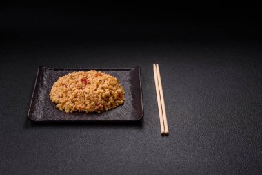 Lezzetli, haşlanmış buğday lapası, sebzeli kuskus, vejetaryen yemeği, koyu beton arka planda.