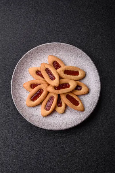 Lezzetli, çıtır çıtır kurabiyeler. Ortasında reçel var.