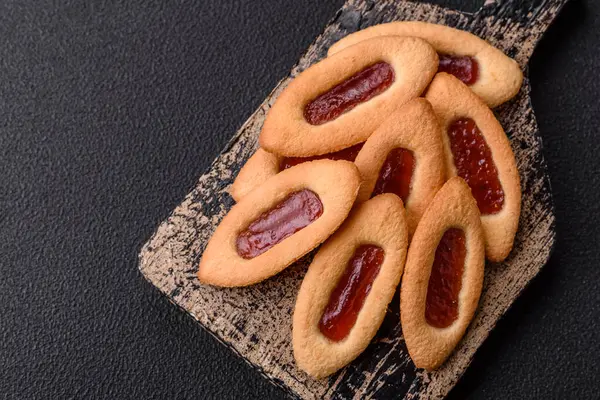 Lezzetli, çıtır çıtır kurabiyeler. Ortasında reçel var.