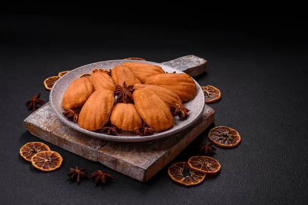 Koyu beton arkaplanda fındıklı geleneksel Fransız kurabiyeleri.