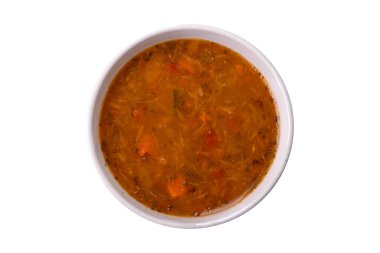 Sebzeli leziz sıcak domates çorbası, vejetaryen yemeği ve koyu betondan bir arka plan.