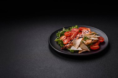 Somon, marul, domates, yumurta, tuz ve baharatlı leziz taze sezar salatası.