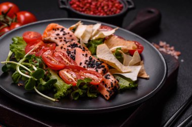 Somon, marul, domates, yumurta, tuz ve baharatlı leziz taze sezar salatası.