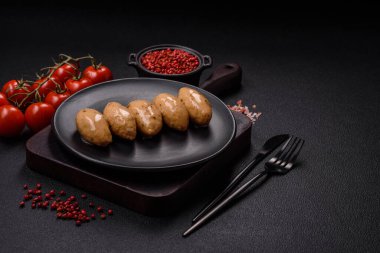 Hassas mantar soslu balık ya da et quenelles, koyu beton arka planda tuz ve baharatlar