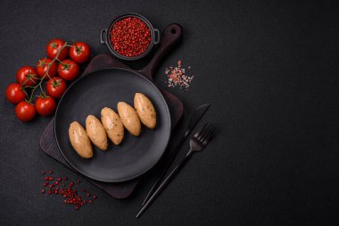 Hassas mantar soslu balık ya da et quenelles, koyu beton arka planda tuz ve baharatlar