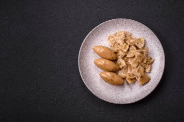 Hassas mantar soslu balık ya da et quenelles, koyu beton arka planda tuz ve baharatlar