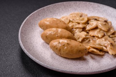 Hassas mantar soslu balık ya da et quenelles, koyu beton arka planda tuz ve baharatlar