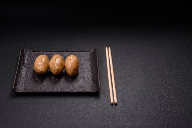 Hassas mantar soslu balık ya da et quenelles, koyu beton arka planda tuz ve baharatlar